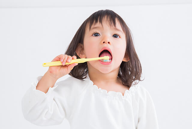 歯みがきをする女の子